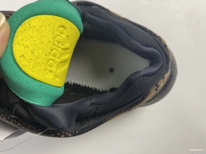 GY0189 ADIDAS V3 700 YEEZY 0809
